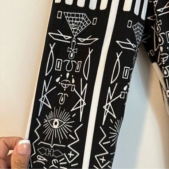 Black Mystical Printed Long Sleeve Tee with O-Neck Design Sized Large - Picture 6 of 12